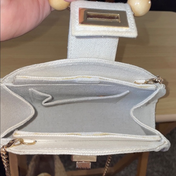 Elegant Tan Woven Handbag - Picture 4 of 5